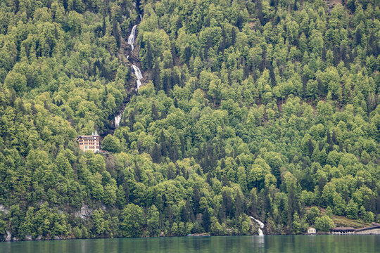 Schweizer Kleinod; Giessbachfälle mit historischen Grandhotel am Brienzer See