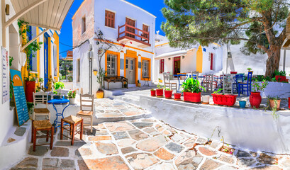 Mooi traditioneel Grieks dorp van Lefkes op het eiland Paros. Charmante koffiebars en tavernes in kleurrijke smalle straatjes. Cycladen , Griekenland
