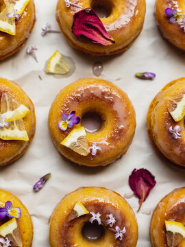 Delicious donuts with fresh lemon slices on rack