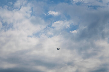 Startujący samolot na błękitnym niebie - obrazy, fototapety, plakaty
