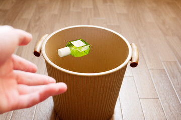 消費期限切れの目薬をゴミ箱へ投げ捨てる
