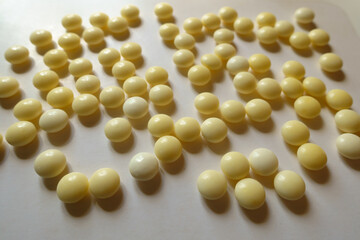 A lot of small round yellow xylitol mints