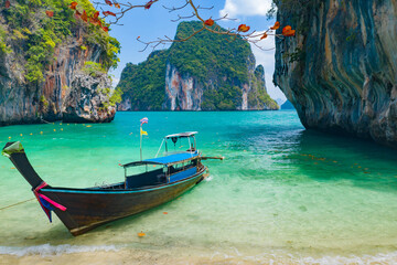 Fototapeta na wymiar Koh Lao Lading or Koh Lao Rakhing ( Lao Lading Island ) is small island offering picturesque white-sand shores and swimming coves surrounded by limestone cliffs, Krabi Thailand.
