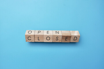 Wooden cubes with the inscription: open and closed.