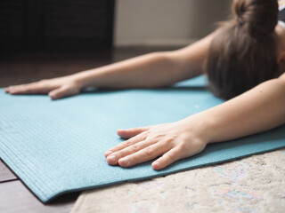 Obraz na płótnie Canvas Young woman doing yoga at home