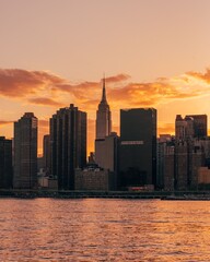 Fototapeta na wymiar Sunset over the Manhattan skyline and East River from Long Island City, Queens, New York City