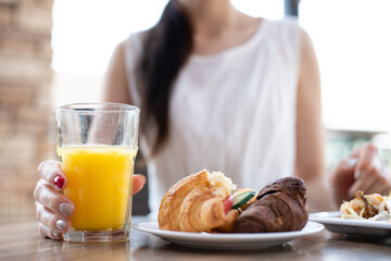 Obraz na płótnie Canvas レストランで朝食を食べる女性
