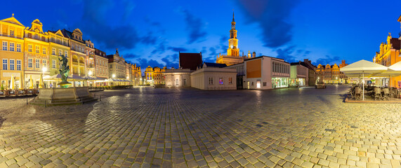Poznan. Panorama of the old medieval market at night. - obrazy, fototapety, plakaty