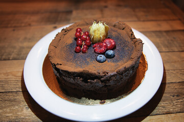 木目のテーブルに置かれたガトーショコラ