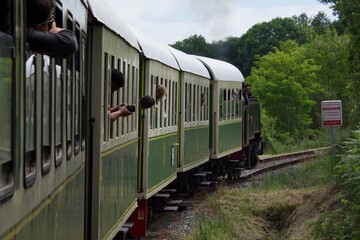 Fototapeta premium Vieux train à vapeur dans la perspective d'un tournant.