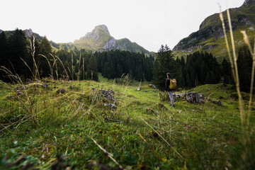 Fototapeta na wymiar Wanderung im Gantrisch, Bern, Schweiz. Wandern in der Schweiz. Wanderer auf Gurnigelpass.