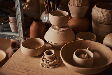 Obraz na płótnie Canvas Image of clay bowls standing in art studio
