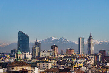 Cityscape Panorama in Mailand, Italien. View over Milano, Italy.
Hochhäuser vor Alpen. Aussicht über Milano.