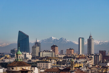 Cityscape Panorama in Mailand, Italien. View over Milano, Italy.
Hochhäuser vor Alpen. Aussicht...