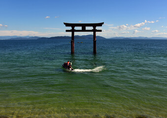 湖のモーターボート