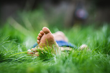 Les pieds dans l'herbe
