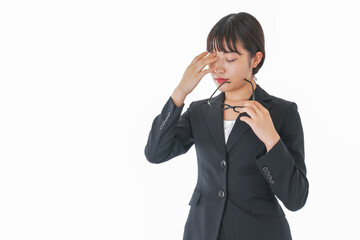 ドライアイに苦しむ若いビジネスウーマン