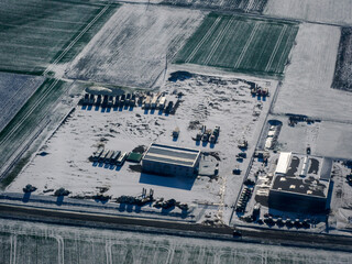 vue aérienne d'une zone industrielle sous la neige à Longnes dans les Yvelines en France