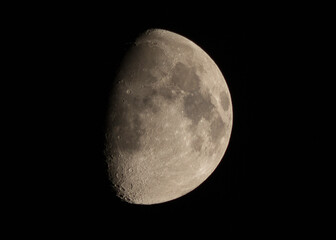 Mond mit sehr naher Aufnahme, Krater sind sichtbar © jayjay