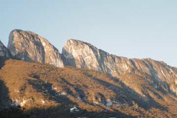 Fototapeta premium Montaña con cielo despejado en otoño en Nuevo León, México