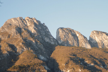 Montaña en otoño con cielo despejado en Nuevo León, México