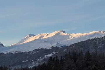 Fototapeta na wymiar Berge in den Schweizer Alpen, Lenzerheide, Schweiz 