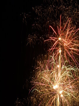 Noc sylwestrowa, petardy rozbłyskujące na niebie