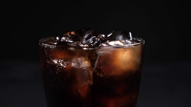 コーラがグラスに注がれる