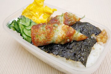 ちくわ天と卵焼きが入った海苔弁当