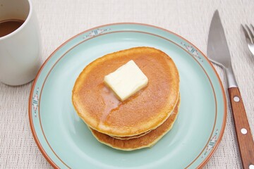 バターを乗せたパンケーキ
