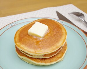 バターを乗せたパンケーキ
