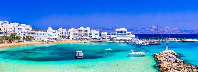 Selbstklebende Fototapeten Greece holidays, Cyclades, Paros island beaches and sea. Scenic tranquil coastal village Piso Livadi with turquoise sea and taverns by the sea © Freesurf