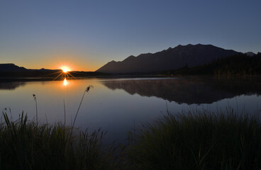 Obraz premium Sonnenaufgang am Barmsee in der Alpenwelt Karwendel