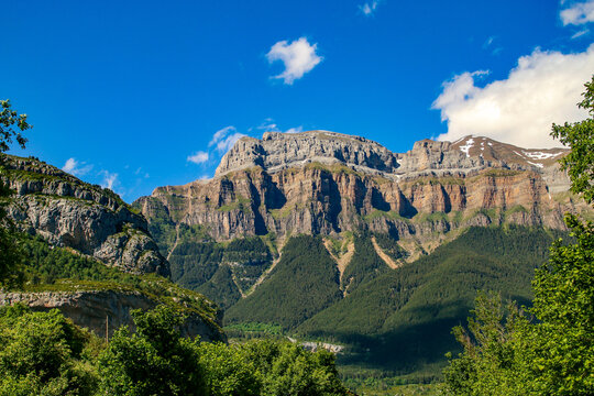 La cresta del Mondarruego en los Pirineos espa&ntilde;oles visto desde la ciudad espa&ntilde;ola de Torla-Ordesa, Huesca, Espa&ntilde;a. Paisaje natural en el famoso valle de Ordesa.