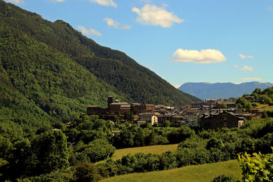 Torla-Ordesa, España; 14 06 2016. La pequeña localidad de Torla-Ordesa ubicada en el Pirineo español en Huesca. Pequeño pueblo ubicado en el valle del río Ara.