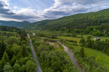 Fototapeta na wymiar Beskid Niski, Hańczowa, powiat Gorlicki, rzeka Ropa, widok z drona