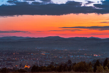 Nowy Sącz wieczorową porą, zachód słońca, panorama miasta, Małopolska
