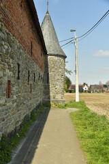 Chemin en bitume longeant les vieux murs de la ferme du château à Ecaussinnes-Lalaing en Hainaut