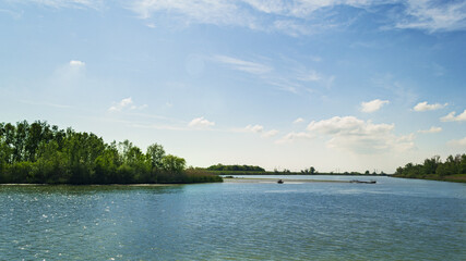Tratto di fiume ripreso da una imbarcazione .
