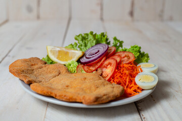 Milanesa con ensalada