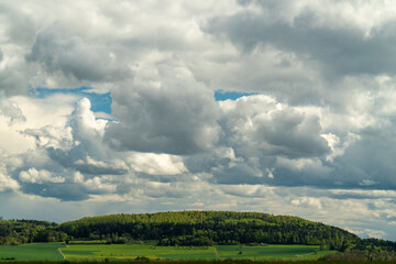 dramatische Walken &uuml;ber dem H&uuml;gel