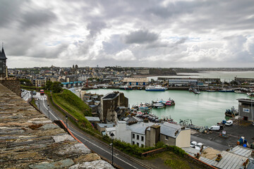 Vue sur le port et la ville de Granville par temps nuageux (Manche, Normandie)