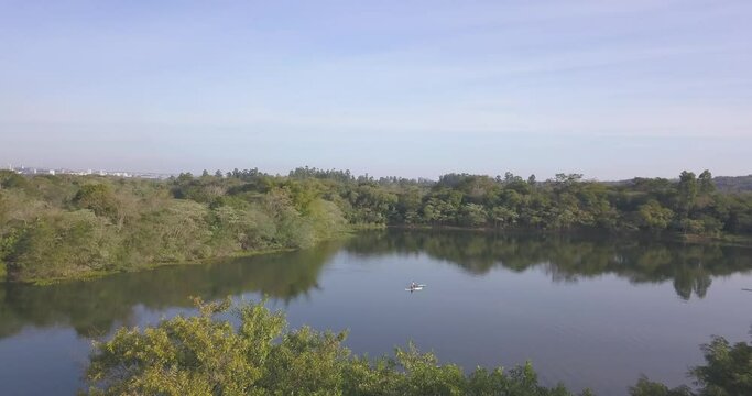 A&eacute;reo de duas pessoas remando em um lago