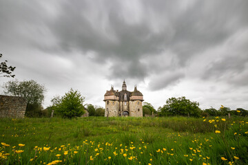Manoir de la Saucerie sous un ciel nuageux (Orne, Normandie, France) - obrazy, fototapety, plakaty