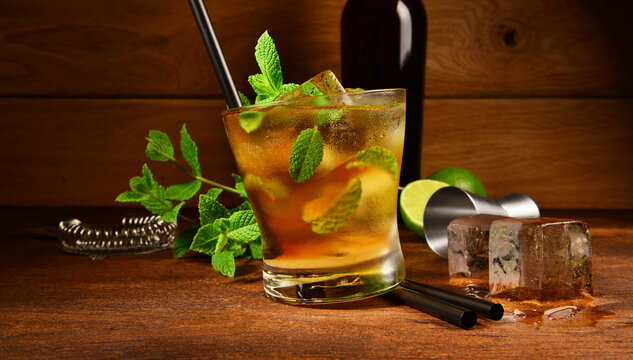 Whisky Mint Cocktail mit Flasche und Minte und Holz Hintergrund