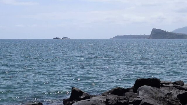 Monte di Procida - Panoramica delle navi in transito al largo di Monte di Procida