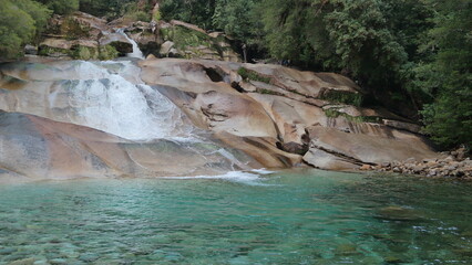 Fototapeta premium cochamo, acuático, río, mar, naturaleza, animal, roca, paisaje, oceáno, playa, azul, isla, gemas, cielo, lago, natación, viajando, cascada, verano, árbol, verde,