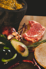 Rib eye con aguacate y salsa