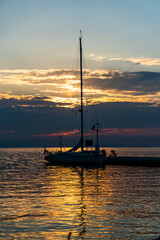 Segelboot am Steg bei Sonnenuntergang