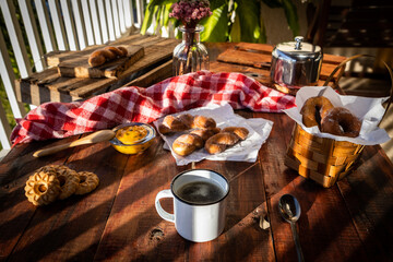 mesa de café da manhã com pães, biscoitos e geleia